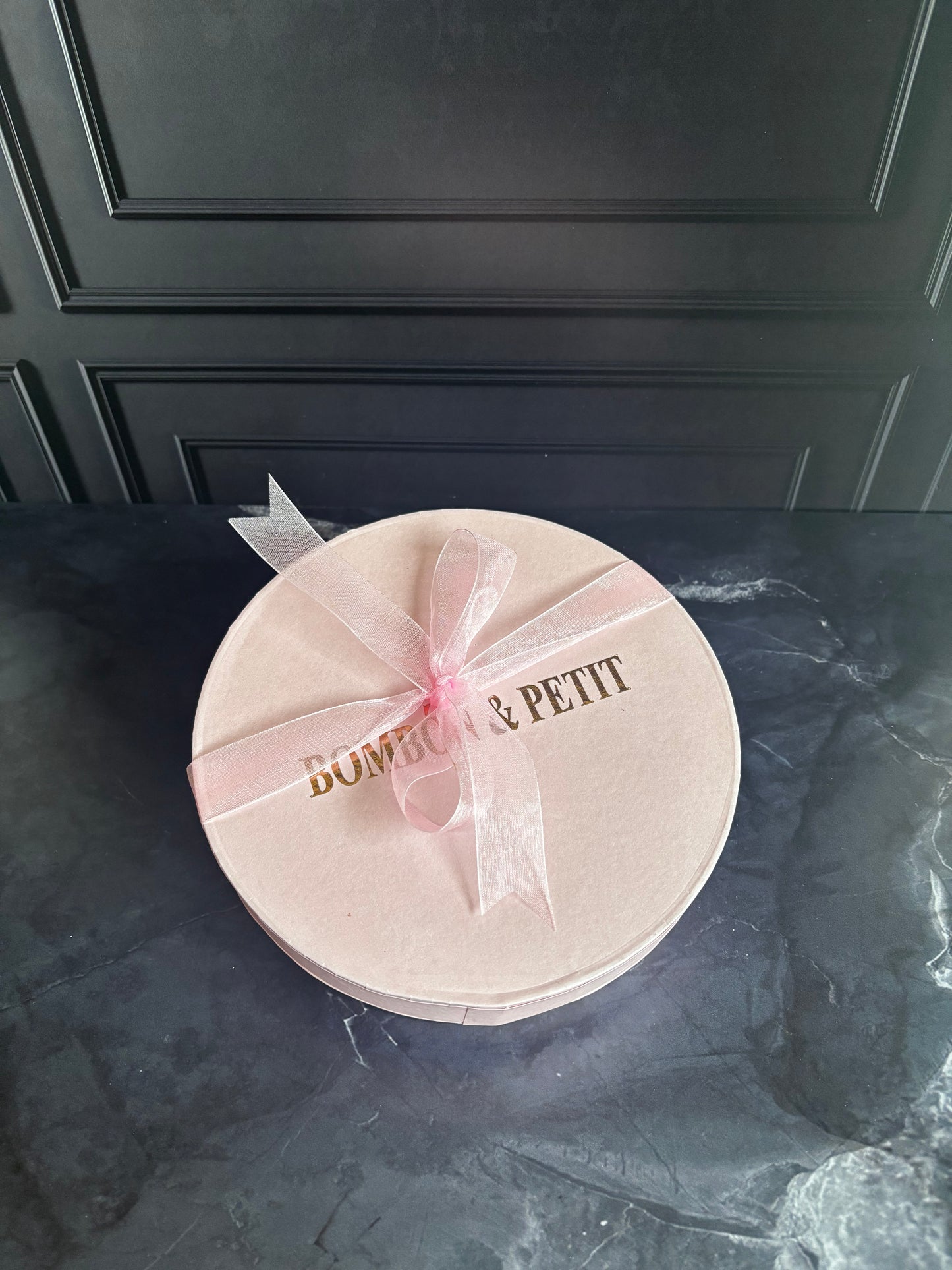 Caja Rosa Redonda · Bombones Gourmet